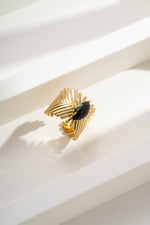 Bague ajustable acier doré plume symétrique avec cristal noir marquise central