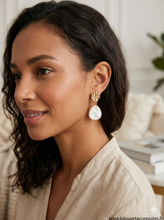Boucles d'Oreilles Pendantes Dorées et Effet Nacre  Élégance Bohème-Chic