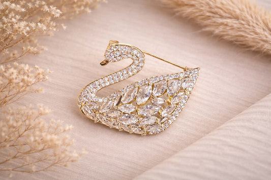 Broche cygne dorée en métal et strass