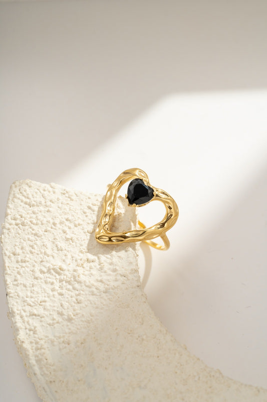 Bague ajustable acier doré cœur texturé avec cristal noir facetté central