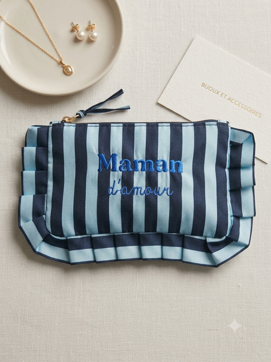 Pochette Volantée Brodée « Maman d'amour » Rayures Bleu Marine & Ciel
