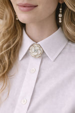 Cache bouton fleur blanche