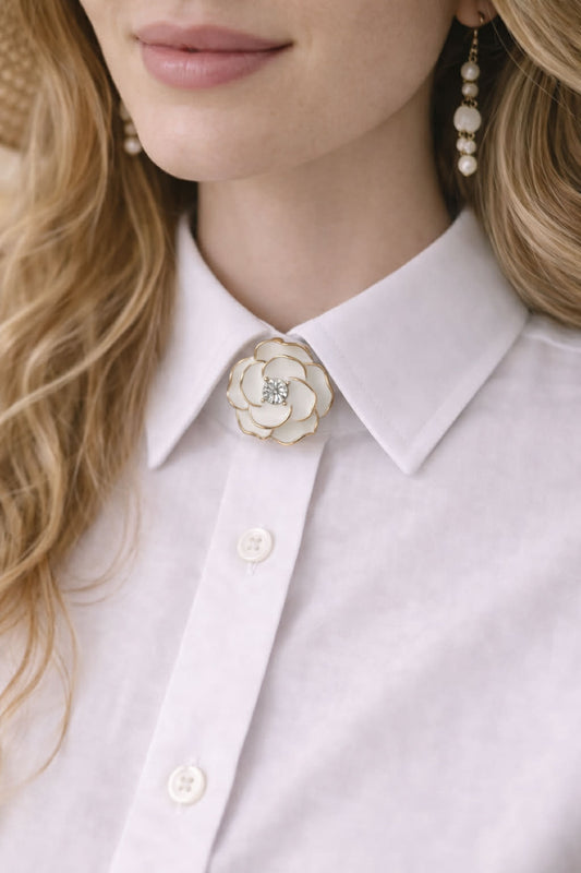Cache bouton fleur blanche